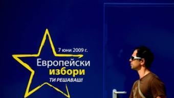 Un jove passa davant un cartell electoral a Sofia. /  EFE