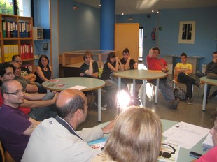 Imatge d'una de les reunions de coordinació del disc a Sant Andreu.  EL PUNT
