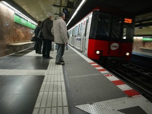 La línia L3 del metro de Barcelona és una de les que podria posar en servei metros semidirectes a llarg termini segons planteja el pacte.  QUIM PUIG