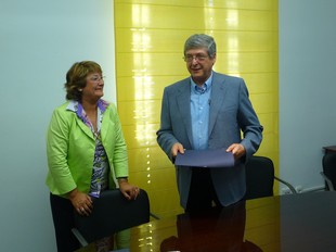 L'alcaldessa de Cubelles, Maria Lluïsa Romero, i el director de l'ACA, ahir al matí.  M.L