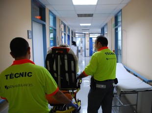 Una pacient arriba a urgències de l'Hospital Sant Camil, dijous a la tarda.  M.L