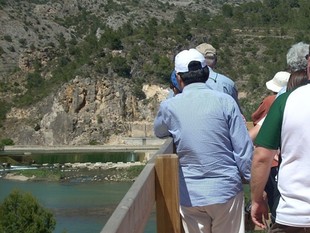 Els experts van visitar l'assut de Xerta, on naixen els canals de reg. Aquests canals poden ser una eina important de transport de sediments.  EL PUNT