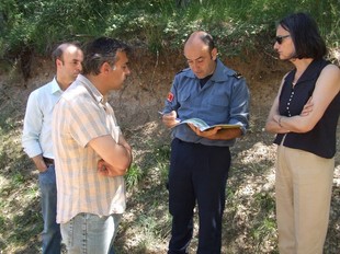 Els sotsinspector dels Bombers, Asier Larrañaga, amb alguns dels participants a la jornada