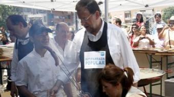 Rajoy i Sánchez-Camacho, a la botifarrada. /  T.G. / EFE