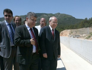 Montilla i Llena contemplant el primer tram del canal Xerta-Sénia construït.  J.FERNÁNDEZ