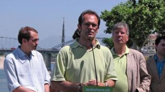 El candidat ecosocialista ahir a Tortosa amb Herrera i Pierre Jonckheer.  ACN