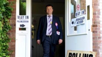 El candidat del Partit Nacionalista Britànic (BNP), Bob Bailey, en un col·legi electoral.  EFE