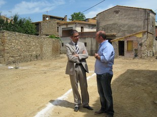 El delegat del Govern a Girona, Jordi Martinoy, i l'alcalde de Parlavà, Joaquim Sabrià, van visitar les obres de la plaça de la Constitució de Fonolleres aquest dijous passat. A.V.