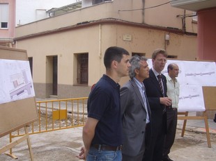 El regidor de barri, el responsable de projecte i l'alcalde van visitar ahir l'obra.  L.M