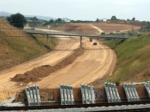 Imatge recent de les obres del quart cinturó entre Viladecavalls i Terrassa en un punt on creua la via fèrria.  ORIOL DURAN