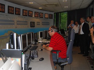 A l'esquerra, els empresaris de visita a l'empresa Monocrom. A la dreta, imatge del centre de control de l'autopista del Garraf.  L.M