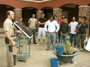 Una de les sessions pràctiques consistia en explicar l'estalvi que suposa la instal·lació de plaques fotovoltaiques.