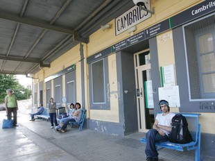 Una imatge de l'estació de Cambrils, amb els usuaris sense poder accedir a l'interior.. MARTA MARTÍNEZ