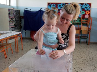 Una dona i la seva filla voten en un col·legi electoral, diumenge al migdia.  EFE