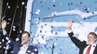 «Zapatero, dimissió!» El president del Partit Popular, Mariano Rajoy, i el cap de llista del PP a les eleccions europees, Jaime Mayor Oreja, van sortir a saludar poc després de les deu de la nit des del balcó de la seu del partit al carrer Génova de Madrid. Van destacar la victòria en l'àmbit estatal i a escala europea dels conservadors. Des de baix, els simpatitzants van cridar «Zapatero, dimissió!» diverses vegades. Un avís del que serà l'estratègia popular a partir d'ara.