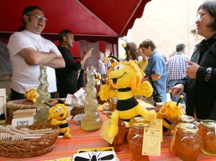 La festa divulga l'ofici tradicional de produir mel, espelmes i tot allò relacionat amb l'apicultura.  MARTA MARTÍNEZ