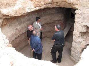 Representants municipals i de l'Institut d'Estudis Ilerdencs han visitat aquest dilluns els treballs arqueològics sobre terreny.