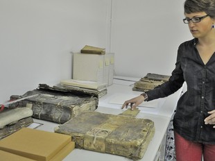 Erola Simon, directora de l'ACCE, amb uns dels exemplars més antics pendents de restauració.FOTO: Salomé Escribà