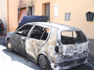 Un dels cotxe cremats a Garriguella.  TÀNIA TÀPIA/ ACN