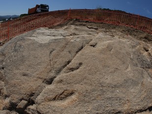 La Pedra de Fenals d'Aro, on s'hi poden observar les incisions prehistòriques. /  LL. SERRAT