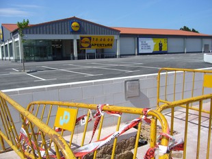 El supermercat, en una de les entrades de l'Escala, està a punt d'obrir.  M.V