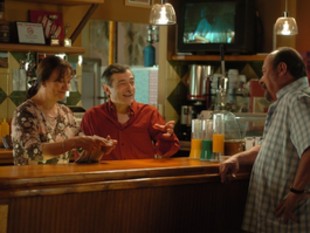 Un imatge del bar Tramuntana de Ventdelplà, amb tres dels actors de la sèrie. EL PUNT