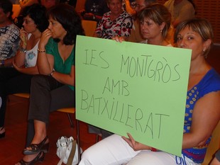 Pares i mares de l'IES Montgròs van acudir al ple per demanar Batxillerat per al centre.  M.L