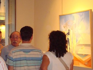 Parramon, al centre, a l'exposició de Barcelona.  EL PUNT