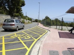 La carretera de Ribes al seu pas per Sitges./  EL PUNT