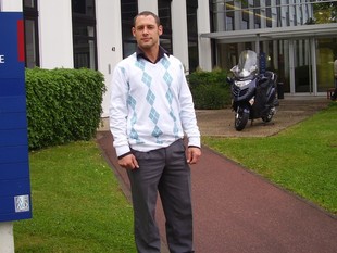 Gabriel Bollet, director comercial d'Aqualife a França, davant la seu del centre de negocis de Rungis.  E.G.P