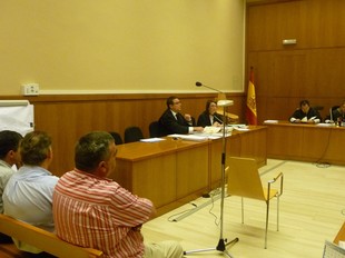 Els tres acusats, a l'esquerra, a la secció cinquena de l'Audiència de Barcelona.  M.C.B