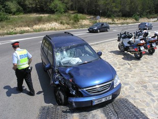 El cotxe contra el que va picar la moto a Tarragona.  ACN
