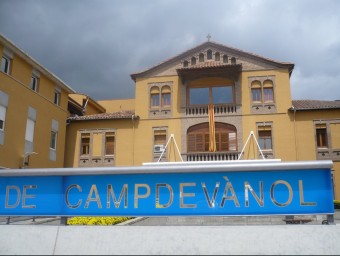 Una imatge de la façana i de l'entrada principal de l'hospital comarcal del Ripollès. J.C