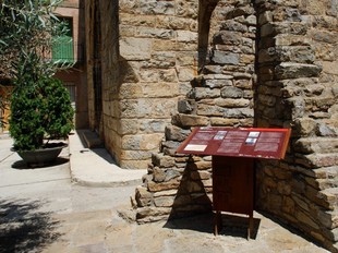 Un plafó informatiu davant de l'església d'Isona.