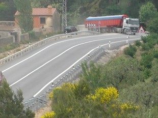 Un dels camions sortint d'una de les pedreres sense autorització de Riudecols.  EL PUNT