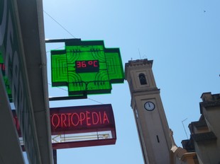 El termòmetre marca 36° a Tortosa.  J.F. / G.M