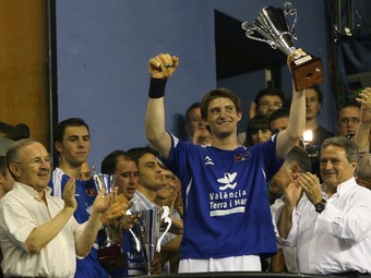 Soro alça la copa que l'acredita com a campió del Trofeu Diputació de València. /  FREDIESPORT