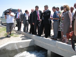 El secretari d'Estat de Medi Ambient i Aigua, Josep Puxeu, amb el conseller d'Agricultura, Joaquim Llena, durant la inauguració dels embassaments de Gimenells.