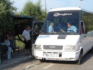 Imatge del nou bus que va a Capellades i Igualada.  EL PUNT