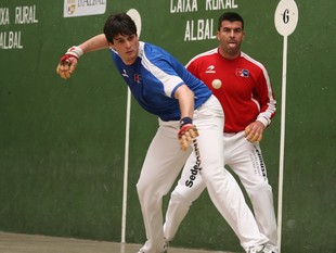 Genovés II colpeja la pilota davant l'atenta mirada d'Alvaro. /  FREDIESPORT