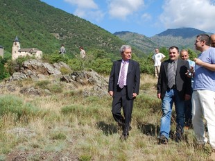 El conseller Saura caminant per un itinerari de búnquers a Ribera de Cardós, acompanyat de l'alcalde, Llorenç Sànchez.