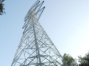 Una de les torres que s'està instal·lant a Vilanna.  LL. SERRAT