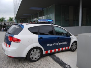 Un vehicle del Mossos sortint ahir dels jutjats de Vilanova.