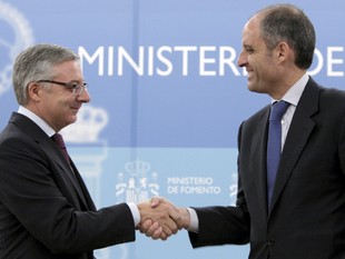 Blanco i Camps se saluden cordialment després de la reunió mantinguda ahir a Madrid.  EFE