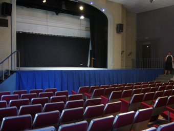 El teatre de la societat Sant Jaume, a Premià de Dalt, s'ha anat deteriorant darrerament. G.A