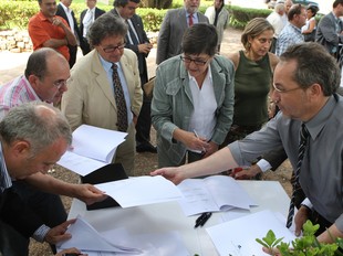 Els representants de divuit institucions gironines van signar ahir al migdia la declaració d'Empúries.  LLUÍS SERRAT