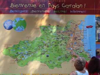 Unes turistes observen un mapa de Catalunya Nord a l'àrea turística del Voló LLUÍS SERRAT