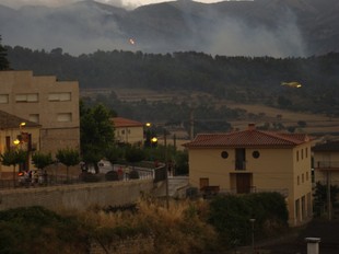 L'incendi, que es situar a 700 metres d'Horta, va omplir de fum i fins i tot cendra els carrers del municipi. /  S.C