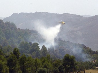 Un helicòpter en les tasques d'extinció de l'incendi.  J.F