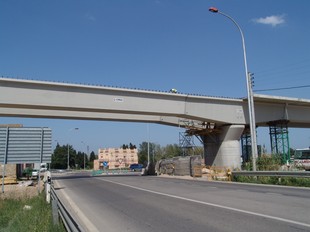 El viaducte que travessa la N-II, al Pont del Príncep, ja té l'estructura completada.  J.P